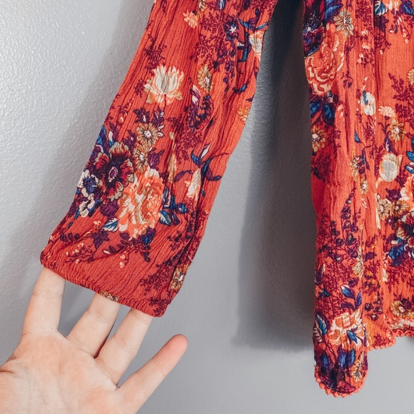 American Eagle- Red Floral Keyhole Top in Size Small - Picture 2 of 7